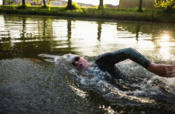 Man sieht Prof. Dr. Andreas Fath beim Schwimmen